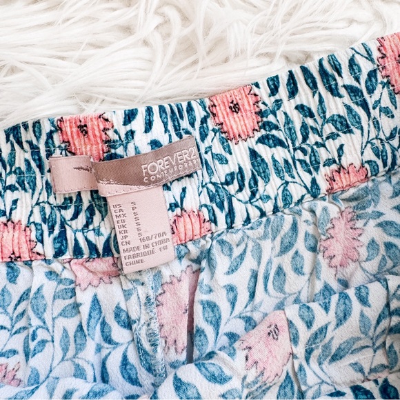Forever 21 | Floral Pastel Shorts - Picture 2 of 3